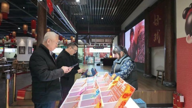 一抹福彩红半城烟火半城情—公益福彩扮靓德州奥莱广场589街区