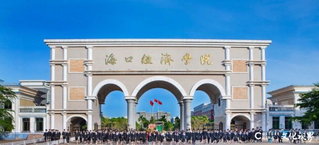 “向经典致敬——2025年中国书画名家精品收藏展”在海口经济学院启幕,展期至11月28日