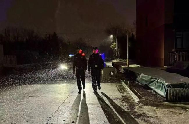 潍坊滨海公安警灯闪烁温暖风雪回家路