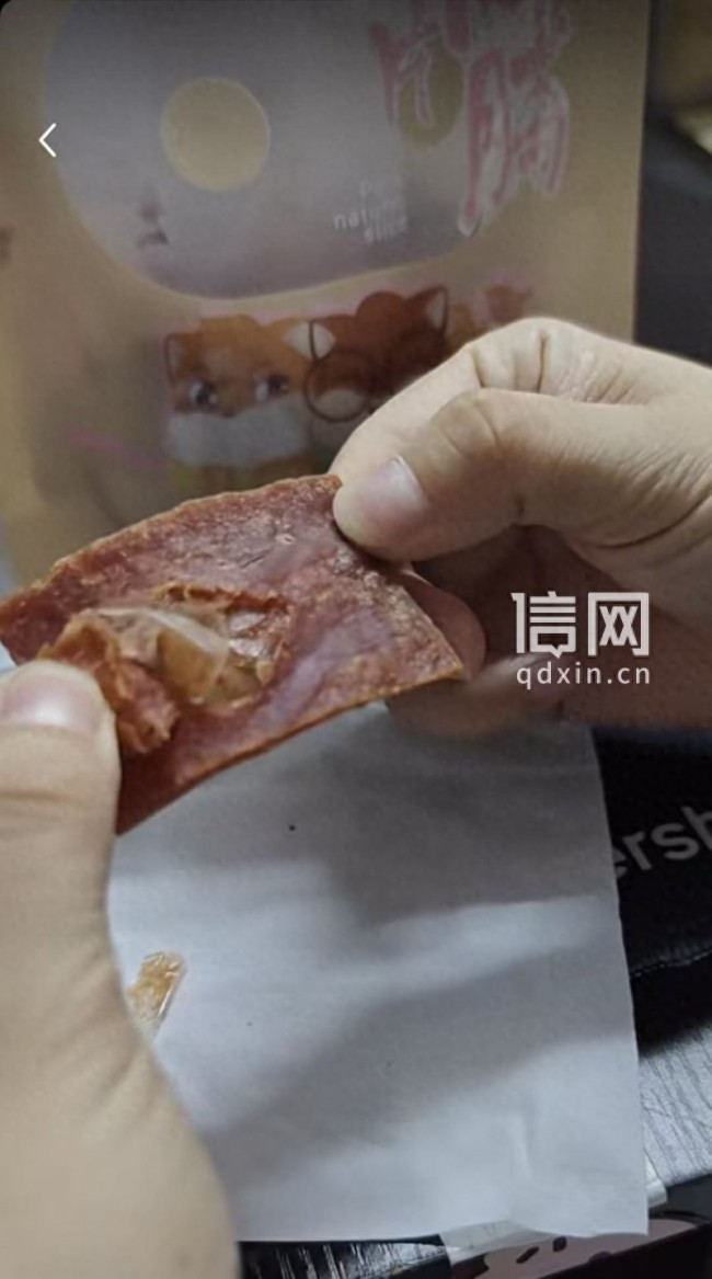 天天3·15 | 消费者曝三只松鼠猪肉脯现透明异物，嵌在肉中黏连难剥离