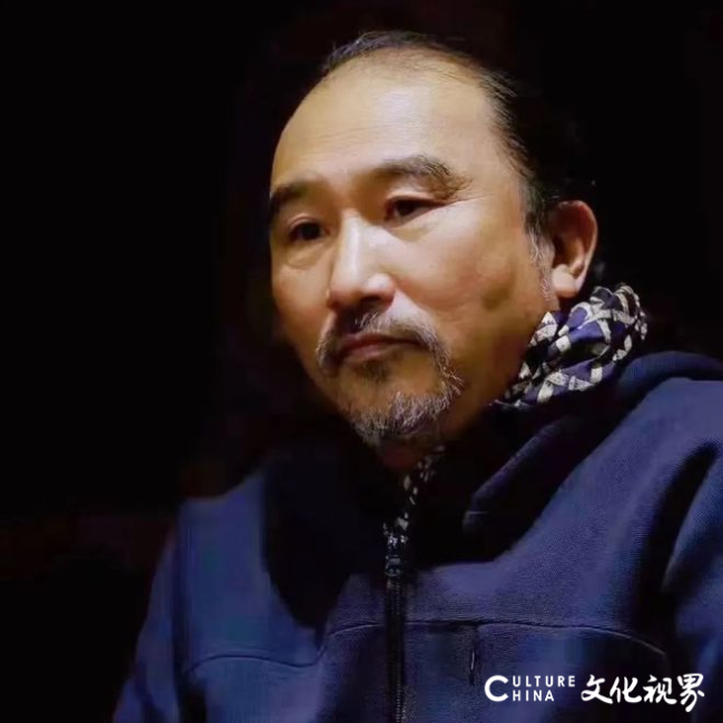 从 “锻铸” 到 “心象”——砂金油画笔触里的力量共振与精神锻造