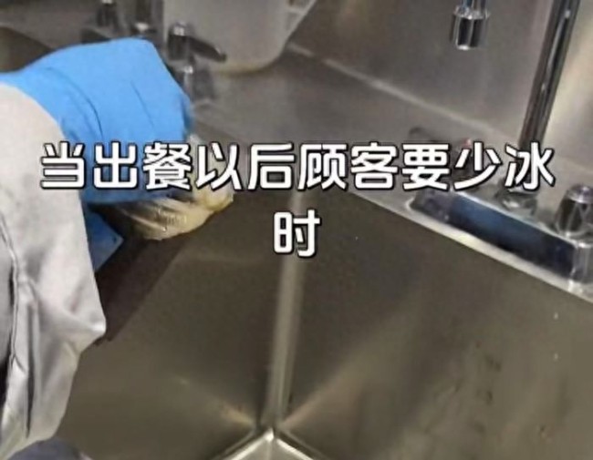 瑞幸员工学霸王茶姬员工摆拍?——同样的徒手抓冰操作引发关注,客服回应称已反馈公司