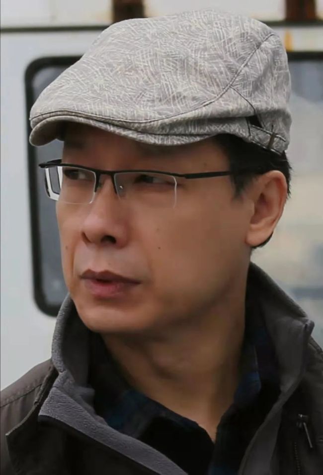 【DeepSeek谈艺】魏德君·油画 | 红瓦绿树间，色彩在海风的呼吸中流淌