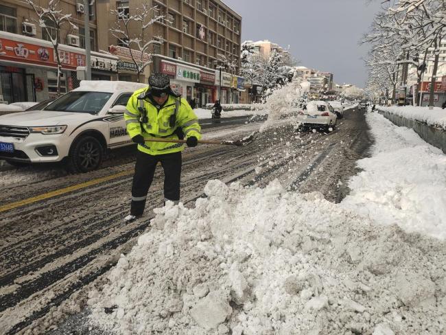 威海交警雪中坚守,“荧光黄”暖人心
