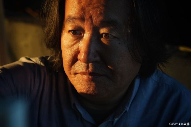 【DeepSeek谈艺】王耀中 | 画布落进院坝,寻常里漫出笔意与温软