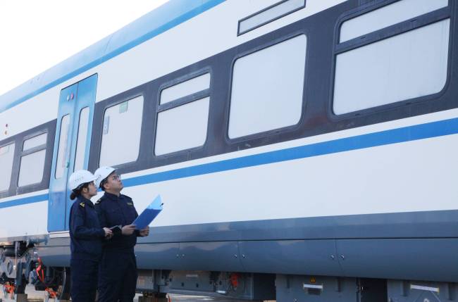 青岛“智造”轻轨车厢奔赴智利