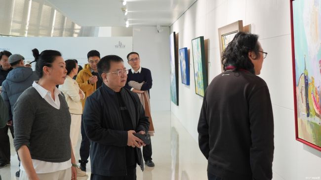 “光影随行——管朴学油画艺术展”沙龙活动昨日在济南举行
