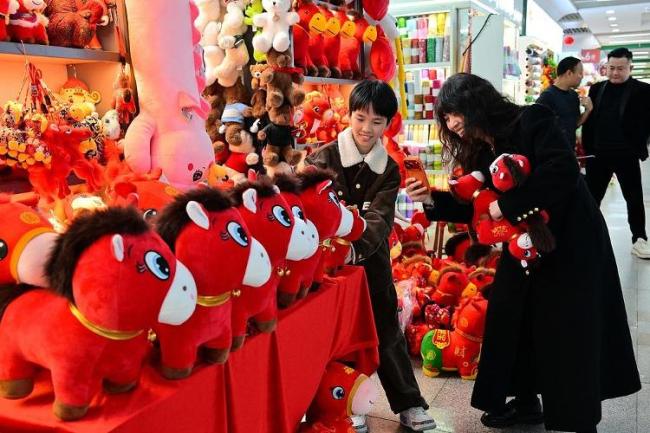 “哭哭马”“琉璃马”“潦草小马”各种显眼包“马力拉满”——马年文创产品主打非遗与创意双向奔赴全球出圈