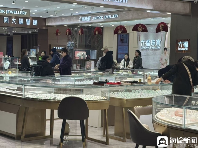 金价涨跌中的众生相：有人一出手就买上百克，有人等着“再跌一点”