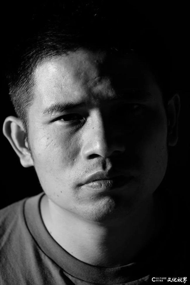 【DeepSeek谈艺】潘新权·油画 | 摒弃繁复的色彩堆砌，赋予作品古朴而沉静的氛围