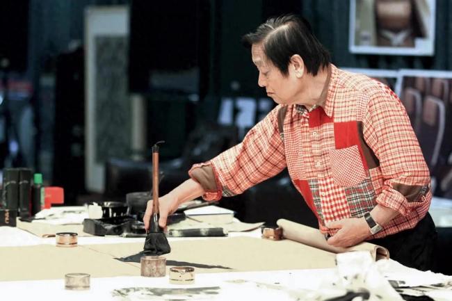 是功力深厚，还是噱头制造？从争议中重新读懂韩美林“天书”的艺术基因与跨界实践