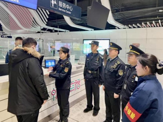 青岛多部门联合开展地铁票务秩序维护,规范优惠乘车卡使用,营造良好公共交通出行环境