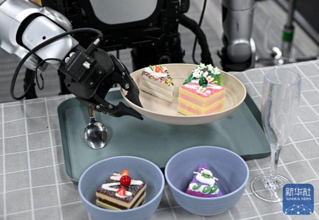 山东青岛:人形机器人“岗前培训”忙