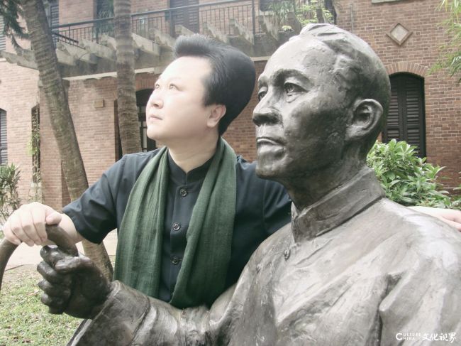 赵景宇与陈寅恪先生铜像合影1.jpg