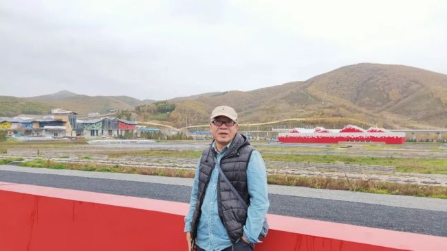中央美院张峻明教授向鞍钢集团捐赠油画《炉火熔铸的伟大战士》