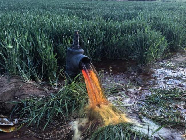 河北保定通报蠡县部分灌溉井出水呈红色调查处置情况：两家原化工企业初步认定为污染源