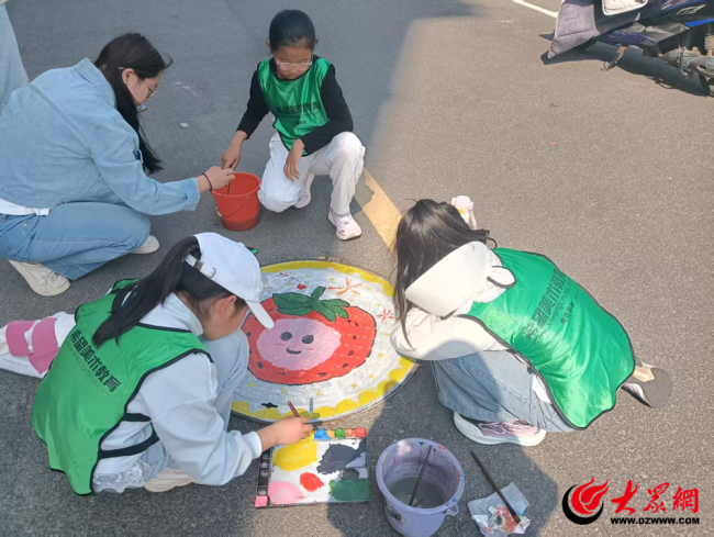 青岛莱西市水集街道长岛中路社区：创意彩绘点亮小区角落