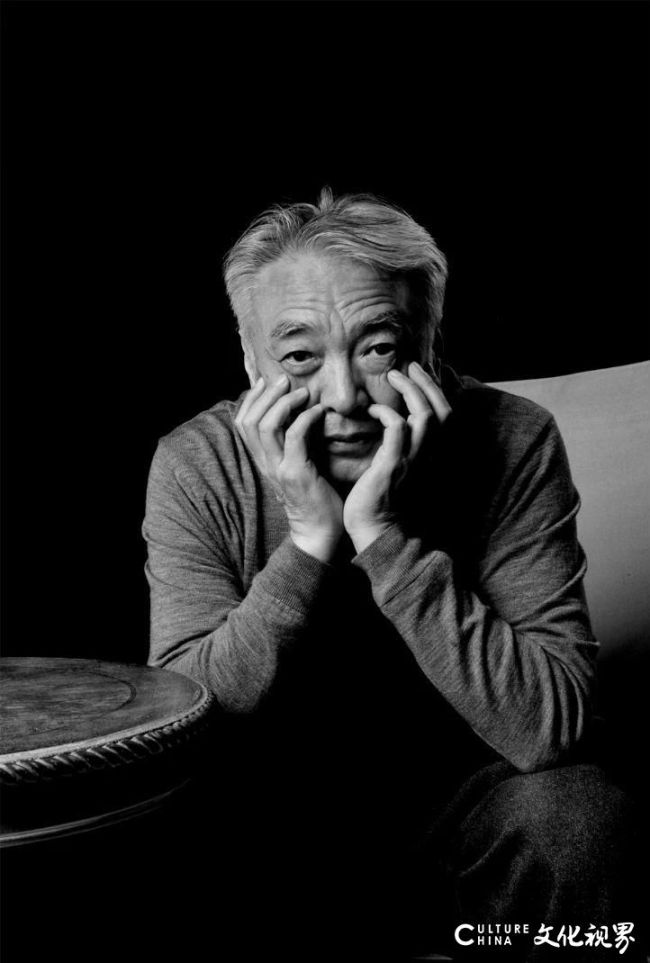 将生命里的疏离与温柔、孤独与陪伴，揉进每一寸涂抹与堆叠里——化建国《海风·抑郁的马》系列作品赏读
