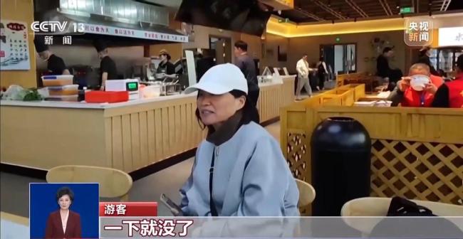 央视曝光大同浑源县悬空寺景区乱象:游客凌晨5点排队买不到票,黄牛却能买到售罄票翻倍加价,黑车司机非法揽客到落石区拍照