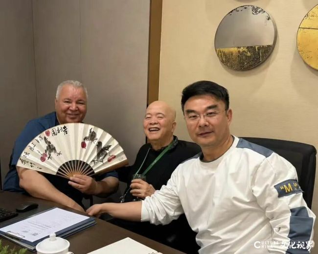 江苏省中国画学会会长翟优扇面作品《吉利图》礼赠加拿大梅蒂原住民领袖