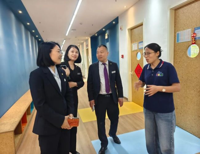 济南银丰华美达酒店六一前夕走进博乐特殊儿童关爱中心，开展“情暖星星的孩子”公益慰问活动