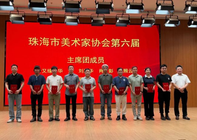 市美协第六届理事会主席刘文伟为市美协第六届理事会主席团颁发证书.jpg