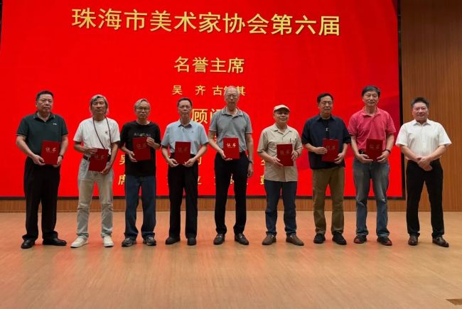市美协第六届理事会主席刘文伟为市美协第六届顾问颁发证书.jpg