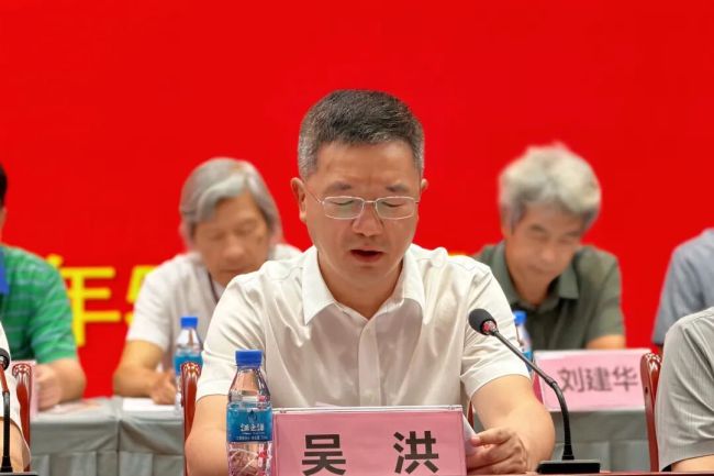 市文联党组成员、副主席吴洪宣读相关单位批复文件2.jpg