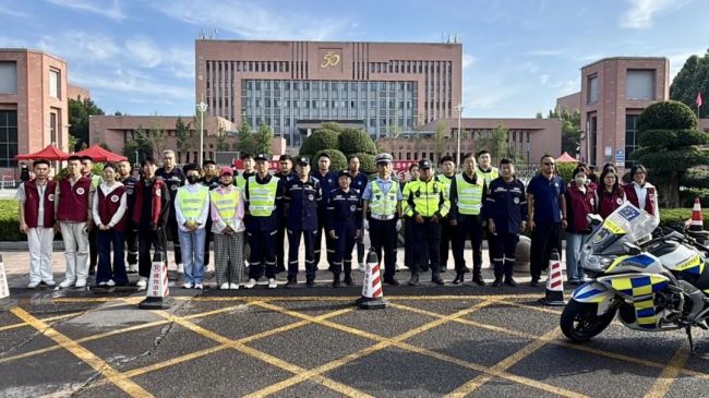 “警察蓝”携手“志愿红”守护青春考场——山东工程职业技术大学全力护航章丘高考,彰显校地共建实效