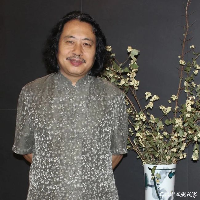 贾广健 | 落墨素纸之间,以工写笔致描摹自然意态