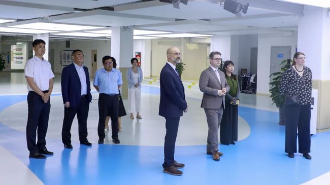 英国约克圣约翰大学代表团到访青岛恒星科技学院开展深度交流