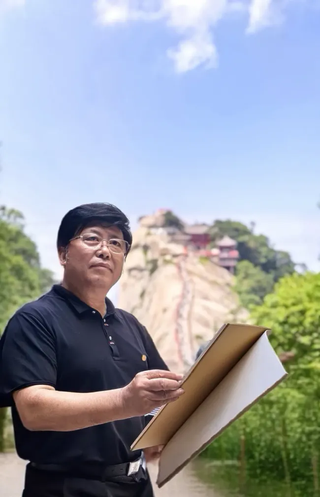 孔维克应邀出席“‘与华相宜·同心颂’2026华人书画名家邀请展”,并赴华山、潼关写生采风