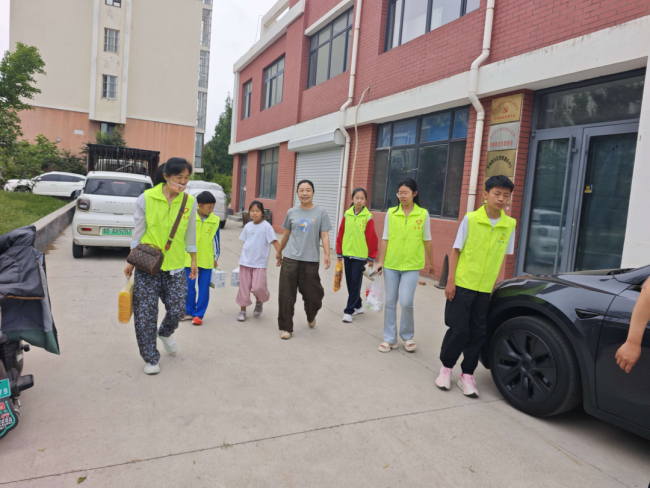 青岛莱西市水集街道济南路社区走访慰问孤寡老人：把暖心服务送到独居老人心坎上