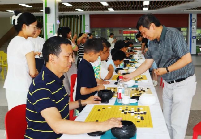 刘玮丨世界冠军到校园，俯身让棋子有了温度