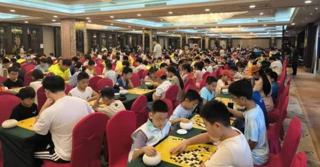 近500名棋手鏖战鸢都！2026潍坊“棋王杯”围棋大奖赛落幕，张峻豪加冕新一届棋王