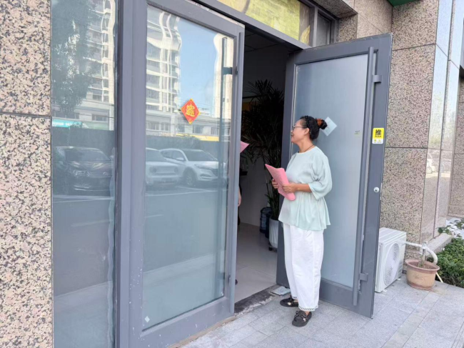 拧紧商户“安全阀”——青岛莱西市水集街道广州路社区深入沿街商户开展禁燃宣传