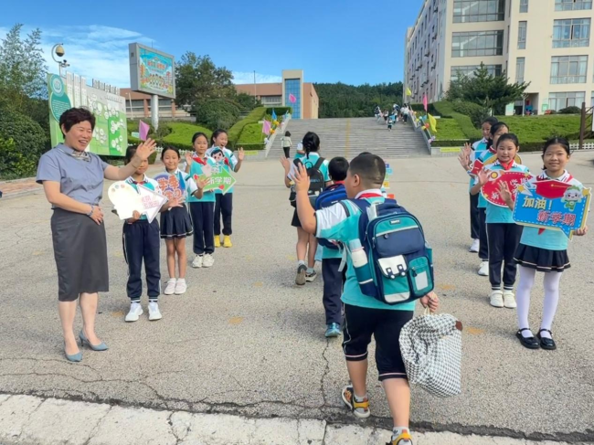 威海市千山路小学举行“传承长征精神 聚力逐梦新程”秋季开学典礼