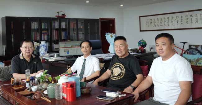 在不能犯错的纸上，画不肯低头的走兽——著名画家吕维超走进文化视界