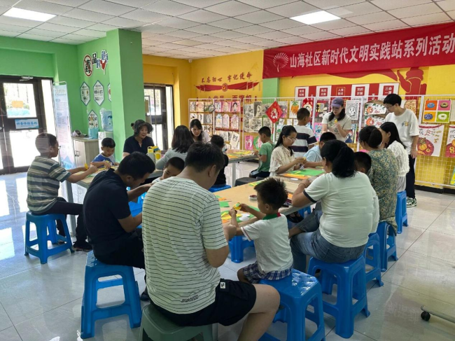 威海市环翠区竹岛街道：巧手制花润童心文明新风暖社区