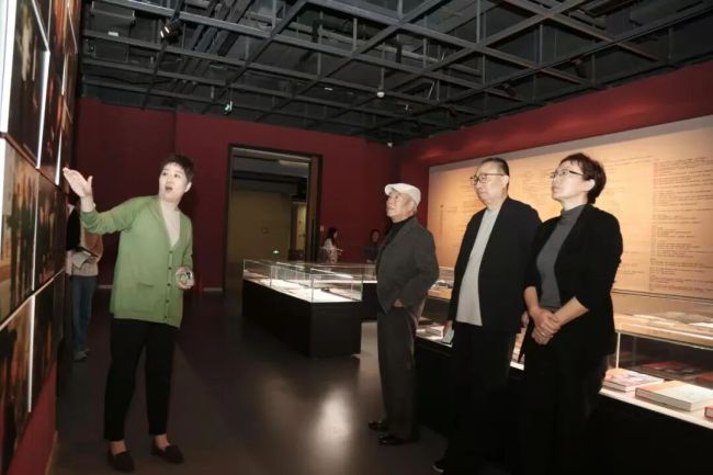 著名美术史论家、美术教育家邓福星到山东工艺美术学院考察交流