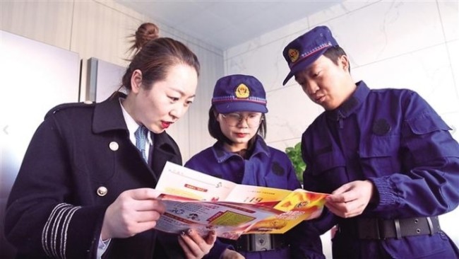 榆林高新区小型消防站消防员在辖区内入户宣传。记者 李羽佳摄