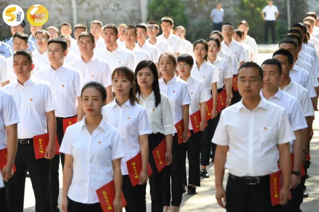 陕西省新党员代表在延安举行入党宣誓活动