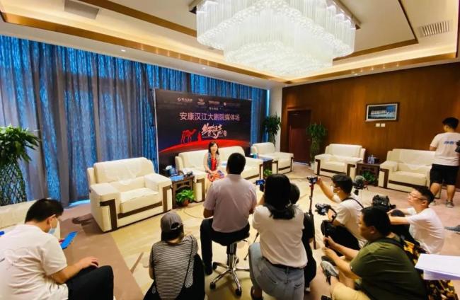 ▲陕旅集团副总经理赵月望接受媒体采访现场照片