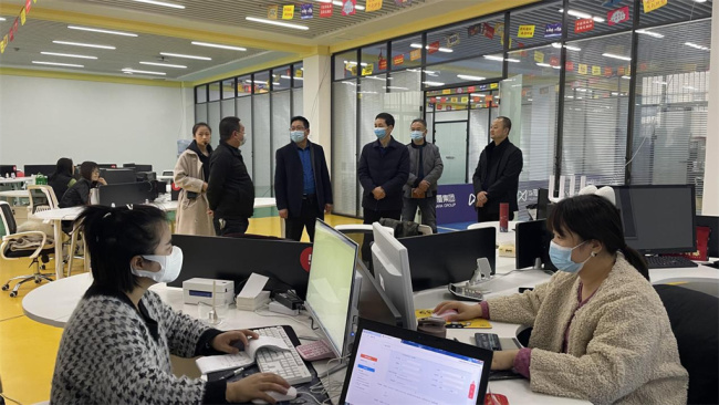 宝鸡凤翔区区委常委、纪委书记张晓辉莅临区电子商务公共服务中心检查指导工作