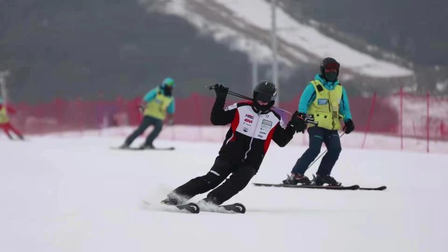 游客在鳌山滑雪场滑雪