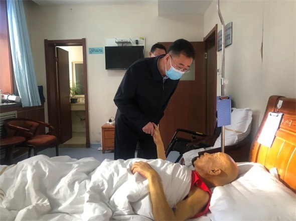 延安市委常委、统战部部长胡统金走访慰问延安市委退休老领导和患病侨眷侨属