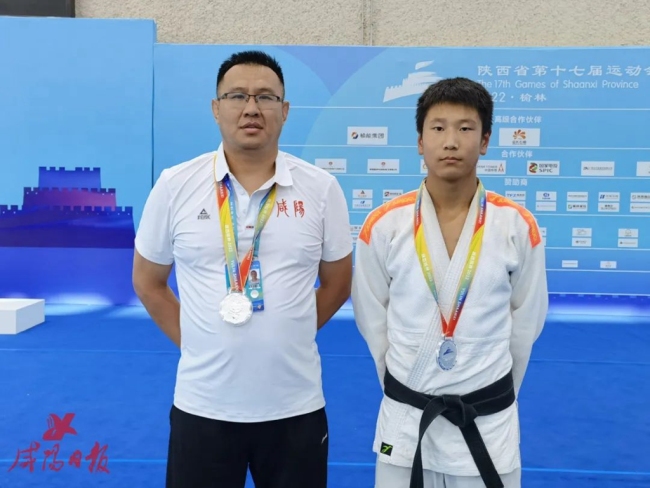 咸阳运动员朱钰在省十七运会柔道比赛中摘银