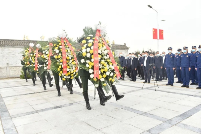 汉中市举行烈士纪念日向烈士纪念碑敬献花篮活动