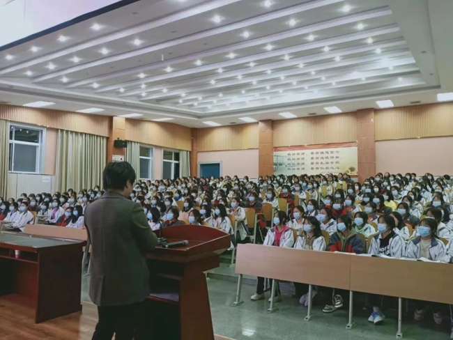 汉阴中学开展女生心理健康教育讲座