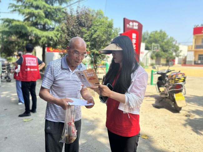 咸阳联通秦都分公司开展“浓情端午关爱老年人，关注眼健康”银龄公益课堂活动